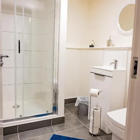 Bv Basement Navy Diamond Suites Apt * Bradford (West Yorkshire)