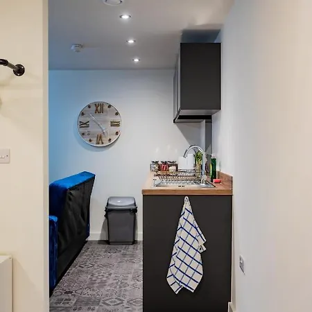 Bv Basement Navy Diamond Suites Apt * Bradford (West Yorkshire)