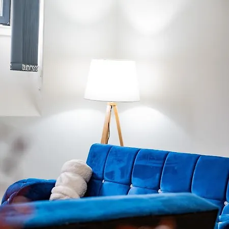 Bv Basement Navy Diamond Suites Apt * Bradford (West Yorkshire)