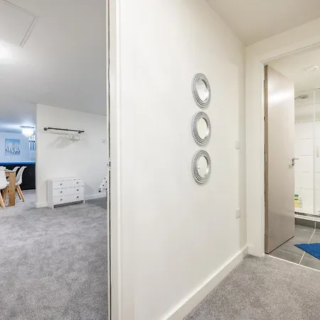 Bv Basement Navy Diamond Suites Apt Bradford (West Yorkshire)
